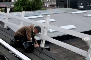 Molenmaker Huub bezig met het demonteren van het hek