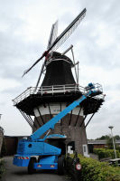 Een hoogwerker bij de molen betekent dat er aan de molen wordt gewerkt