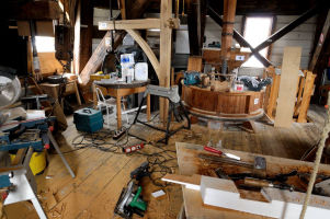 Ondertussen is de steenzolder veranderd in een molenmakerswerkplaats met de nodige chaos